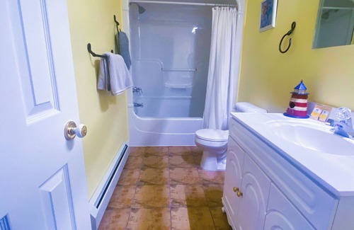 Cow Head Bed & Breakfast | Ocean-View Inn in Gros Morne | Sleeps 12 | 5 Ensuite Rooms + Full Kitchen