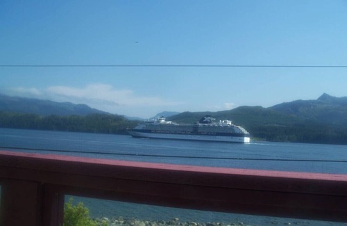 Alert Bay Cabin | Ocean View Lodge with Hot Breakfast