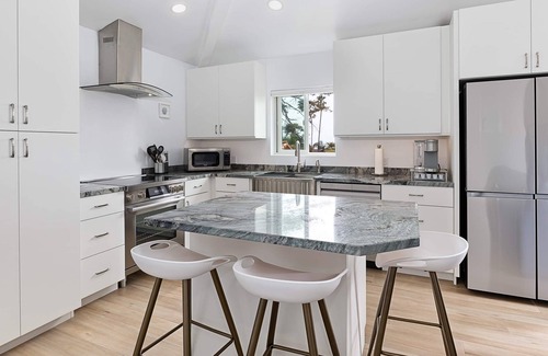 East Mesa Apartment | Ocean view retreat in Santa Barbara, just steps to beach—1 BD/1 BA, sleeps 2-4