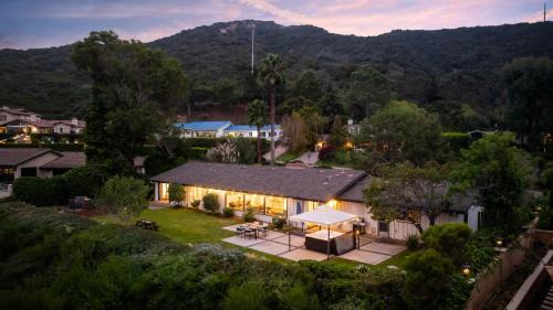 Hidden Valley House | Ocean View Retreat Firepit & Spacious Yard