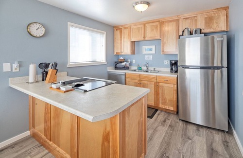 Trinidad Apartment | 🌊Ocean View Village Condo with Outdoor Sauna, Trails to Fun Beaches & Covered Deck🩴