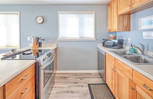 Trinidad Apartment | 🌊Ocean View Village Condo with Outdoor Sauna, Trails to Fun Beaches & Covered Deck🩴