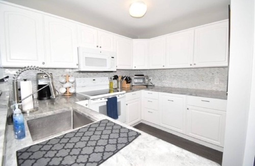 Eastward Look House | Ocean View! Walk to Beach! Air Conditioning! 3 King & 3 Queen Beds!