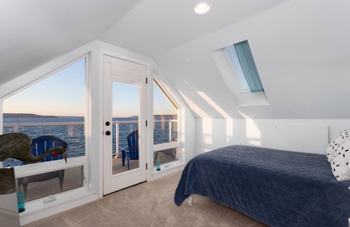 Des Moines House | Ocean View with Amazing Sunsets! 3BR over the Puget Sound