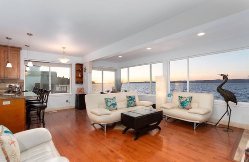 Des Moines House | Ocean View with Amazing Sunsets! 3BR over the Puget Sound