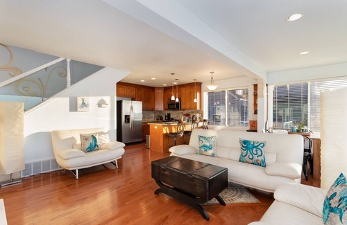 Des Moines House | Ocean View with Amazing Sunsets! 3BR over the Puget Sound