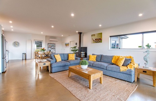 Mallacoota House | Ocean Views pet Friendly