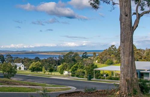 Mallacoota House | Ocean Views pet Friendly
