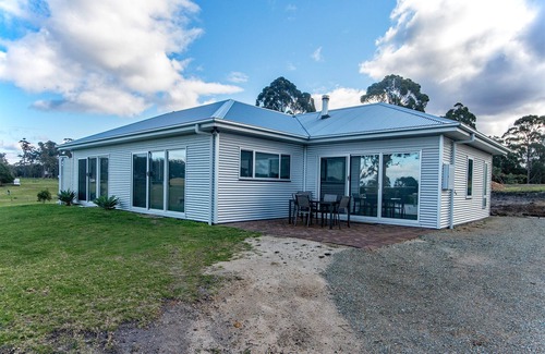 Mallacoota House | Ocean Views pet Friendly