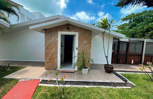 Zona Hotelera Villa | Ocean Villa in Cancun with pool & lake view