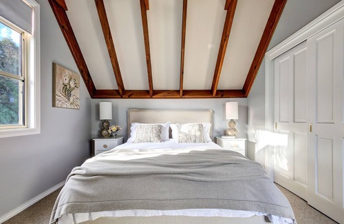 Forresters Beach Apartment | Oceanfront Beach House