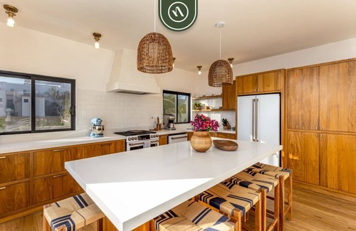 Cerritos Villa | Oceanfront 10 BR Villa with Pool - Jacuzzi - Beach