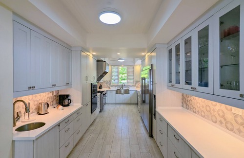Discovery Bay Villa | Oceanfront 4 bdrm Cottage w/views Private Pool Staff Beach Access