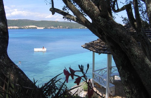 Discovery Bay Villa | Oceanfront 4 bdrm Cottage w/views Private Pool Staff Beach Access