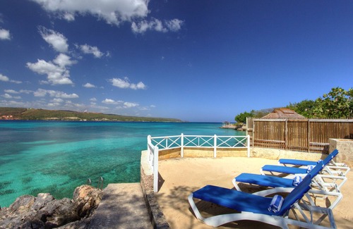 Discovery Bay Villa | Oceanfront 4 bdrm Cottage w/views Private Pool Staff Beach Access