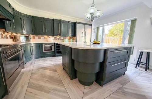 Holland-On-Sea House | Oceanfront 4BR Beach Retreat