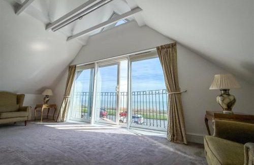 Holland-On-Sea House | Oceanfront 4BR Beach Retreat