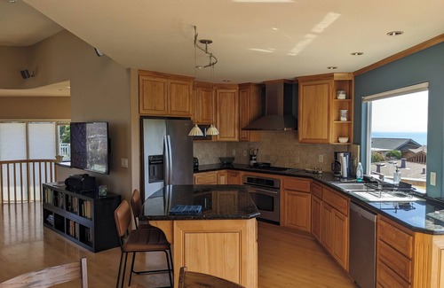 Aptos House | Oceanfront Bliss: Modern Family Retreat Steps from Seacliff Beach – Book Now!