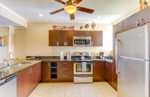 Barrio Los Villalobos Apartment | Oceanfront condo with sweeping beach views, pool & private balcony