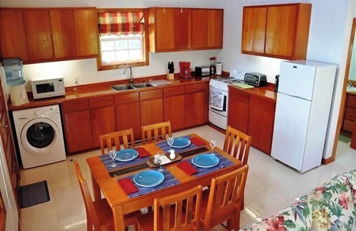 Caye Caulker Apartment | Oceanfront, dock/pool/AC-Lauras Lookout-3 bed/2 bath sleeps 7