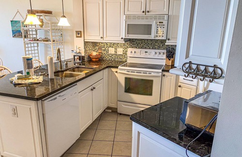 Atlantic Beach Condo | Oceanfront, First-Floor Condo with Balcony, Ocean View & Shared Pools/Tennis