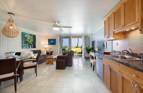 Punaluu Condo | Oceanfront & Ground floor- sleep to the sound of waves!