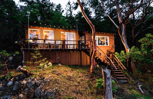 Anacortes House | Oceanfront home steps from private beach & only a quick drive to Anacortes!