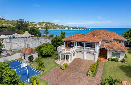 Rio Bueno House | Oceanfront 'Majestic Beach House' w/Gym + Pool!