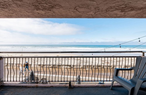 Mission Beach Apartment | Oceanfront Oasis: Step from Your Door to the Sand in San Diego
