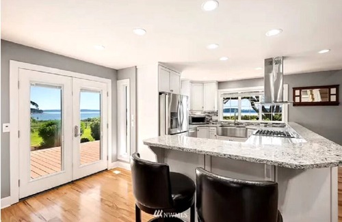 Oak Harbor House | Oceanfront Retreat w/Hot Tub, Game Room & Views – Sleeps 12