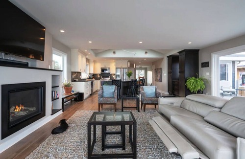 Saanich East House | Oceanfront/Self Check-in/Out/Wifi/Views/High Cleaning Standards/Luxury Getaway