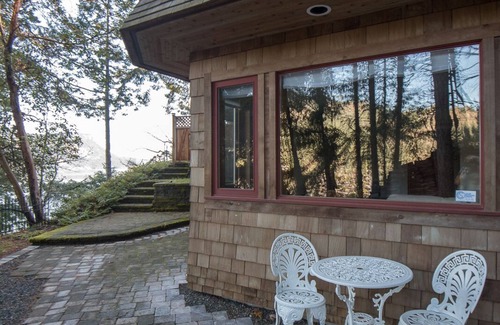 Maple Bay Apartment | Oceanfront Suite with Hot Tub