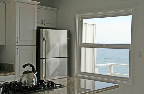 Eastern Malibu Apartment | Oceanfront Views Get-Away Carbon Beach - Starfish