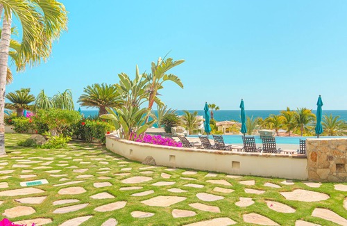 Buzzards Condo | Oceanview 2BD Condo with the Beachfront Club Access