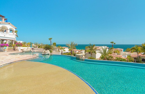 Buzzards Condo | Oceanview 2BD Condo with the Beachfront Club Access