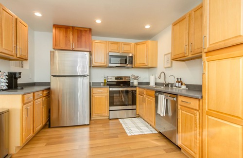 Fire Mountain House | Oceanview Beach Getaway