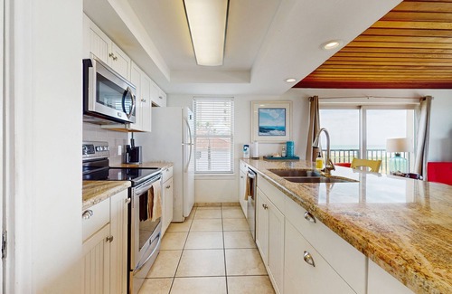 South Padre Island Condo | Oceanview Condo with Shared Pool Near Beach, Restaurants, Schlitterbahn