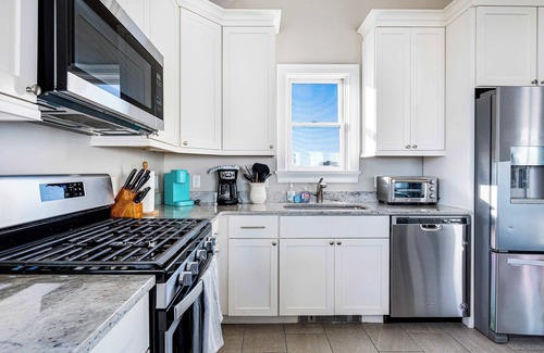 Hampton House | Oceanview Oasis | Sleeps 8 | 5 Mins to Beach