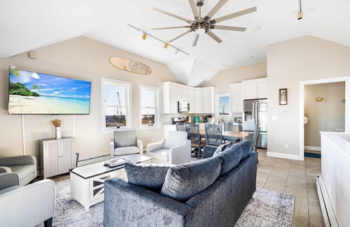 Hampton House | Oceanview Oasis | Sleeps 8 | 5 Mins to Beach