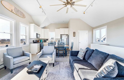 Hampton House | Oceanview Oasis | Sleeps 8 | 5 Mins to Beach