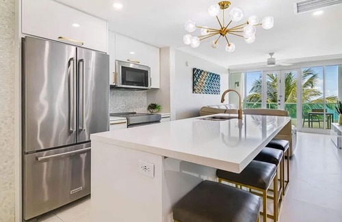 Puerta de Tierra Apartment | Oceanview Sub Penthouse, Walk to Beach & Pool