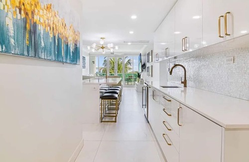 Puerta de Tierra Apartment | Oceanview Sub Penthouse, Walk to Beach & Pool