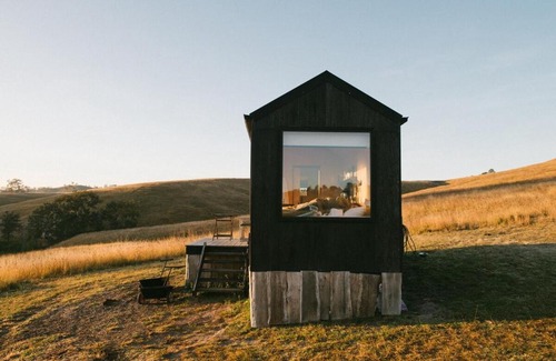Bowman Farm House | Off-Grid Cabin Nestled in Nature - Pet Friendly - Dawn