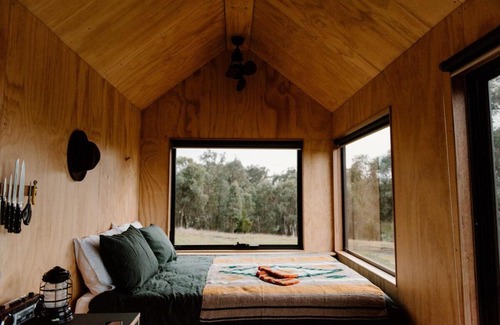 Bowman Farm House | Off-Grid Cabin Nestled in Nature - Pet Friendly - Dawn