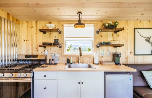 Whitehall Cottage | Off-grid tiny home in apple orchard with million-dollar mountain views!