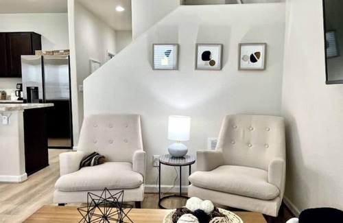 Longmont House | OFF-THE-DIAGONAL 2-Bedroom Townhome