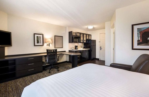 Warrenville House | Offering Spectacular Stay! Full Kitchen, Pet-friendly, Near Cantigny Golf Club!