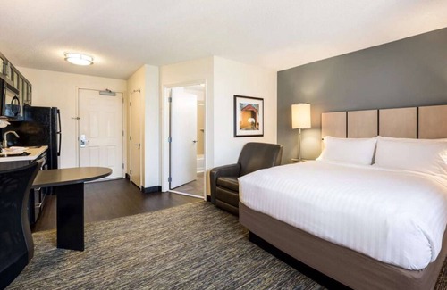 Warrenville House | Offering Spectacular Stay! Full Kitchen, Pet-friendly, Near Cantigny Golf Club!