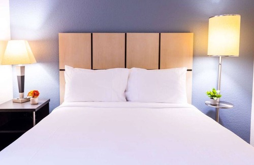 Warrenville House | Offering Spectacular Stay! Full Kitchen, Pet-friendly, Near Cantigny Golf Club!