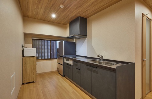 Fukushima House | Okunoyado Fuku 1F [Accommodates up to 8 people] 4-way access for comfortable travel! One stop from Osaka Station and a 5-minute walk from JR Fukushima Station! 3 stations and 15 minutes to USJ!